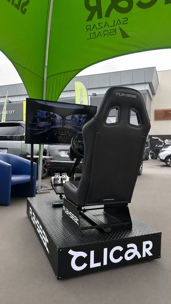 Simulador de carreras en evento automotriz de la marca Clicar