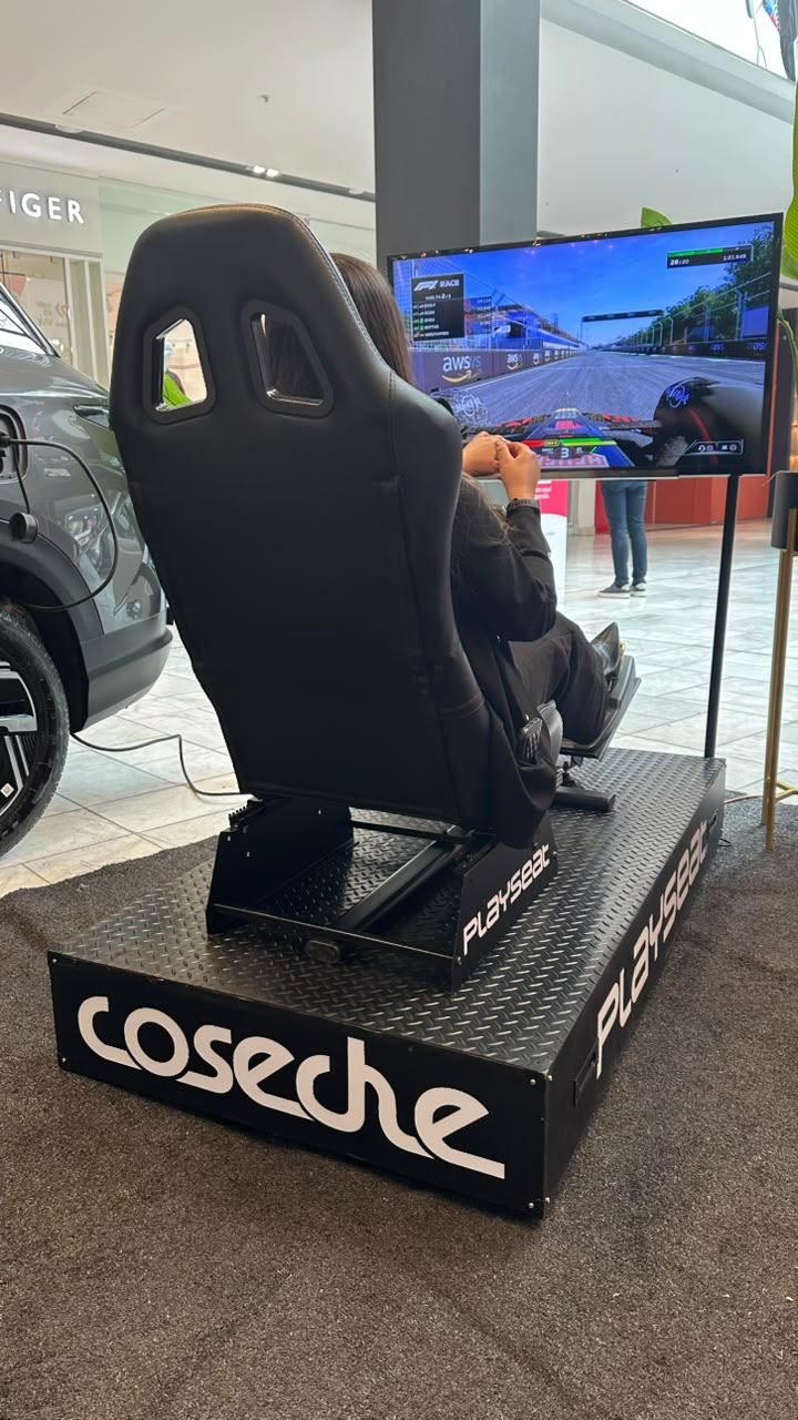 Simulador de carreras F1 en mall durante activación de la marca Coseche