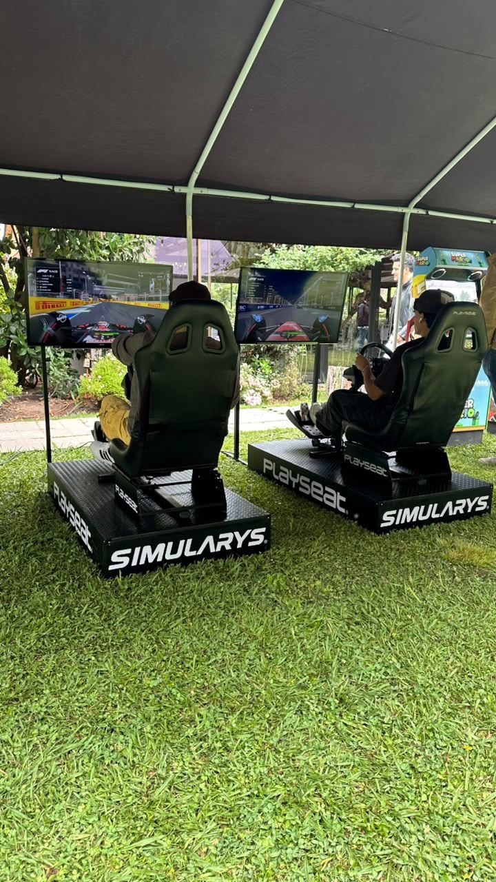 Simuladores de carreras Simularys instalados bajo carpa en evento exterior