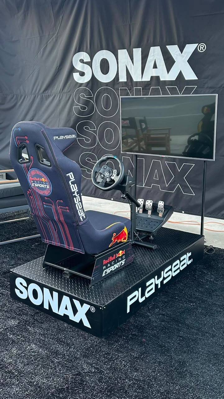 Simulador de carreras Red Bull Racing Esports en activación de marca Sonax
