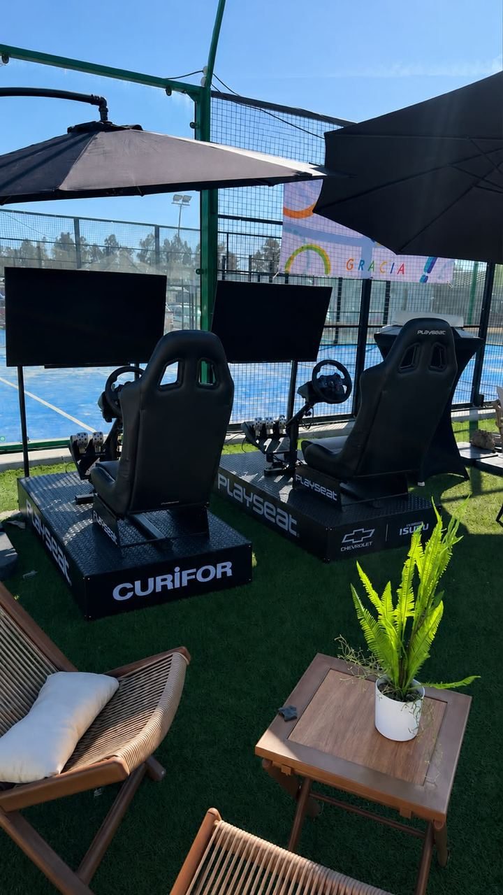 Simuladores de carreras montados en evento corporativo al aire libre en Santiago