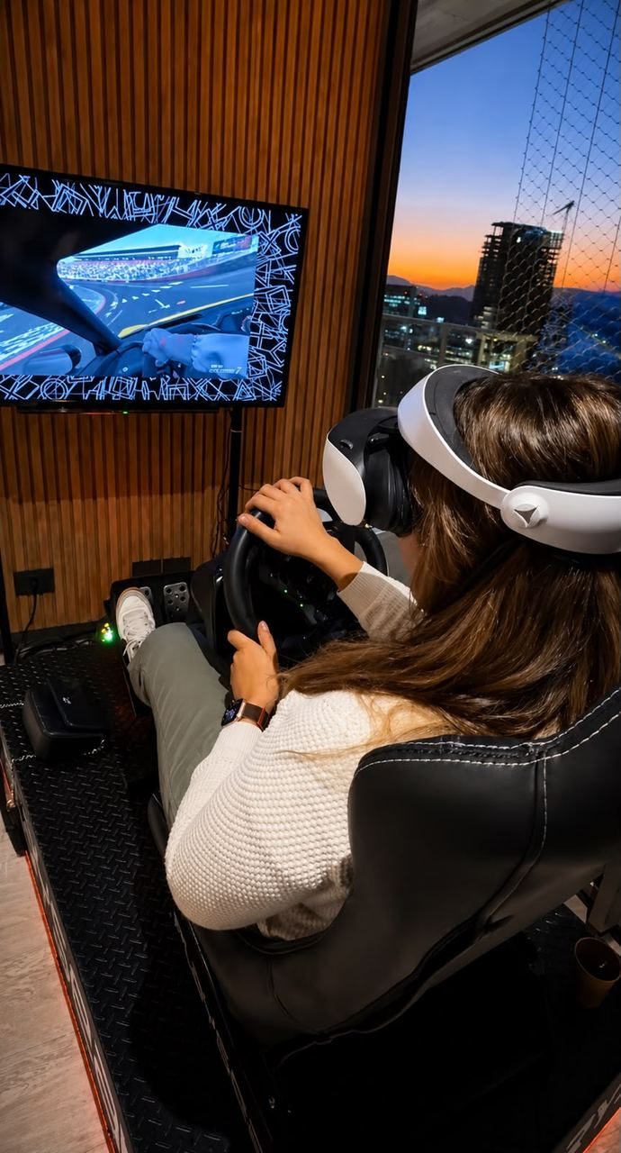 Niños compitiendo en simuladores de carreras F1 en evento familiar
